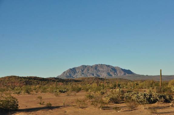 Atravessando o deserto na estrada entre Santa Rosalía e San Ignacio, na Baja California - México